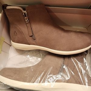 ABEO Evette Booties Women's size 9.5